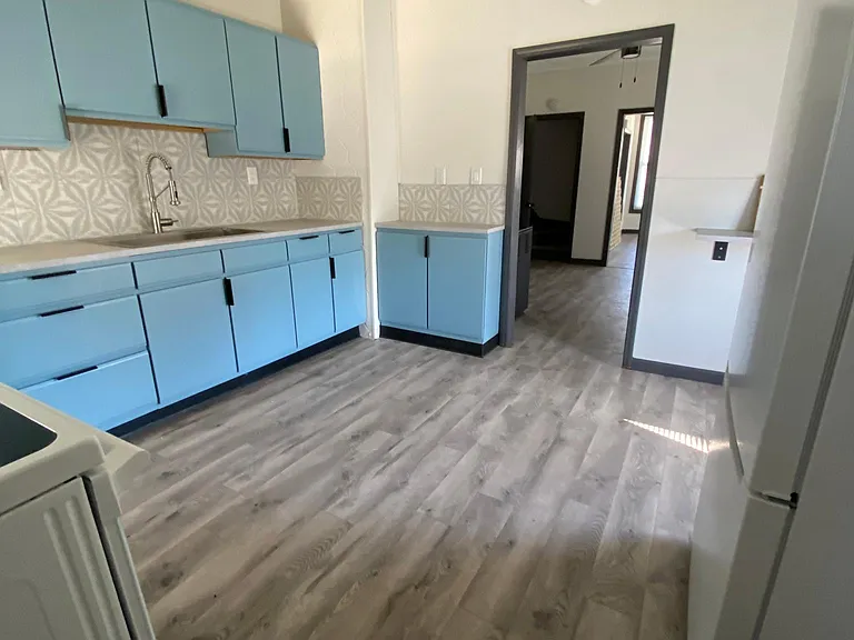 1424 E Broadway St — Photo 2