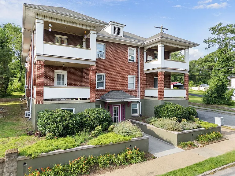 Gilmer Apartments — Photo 29