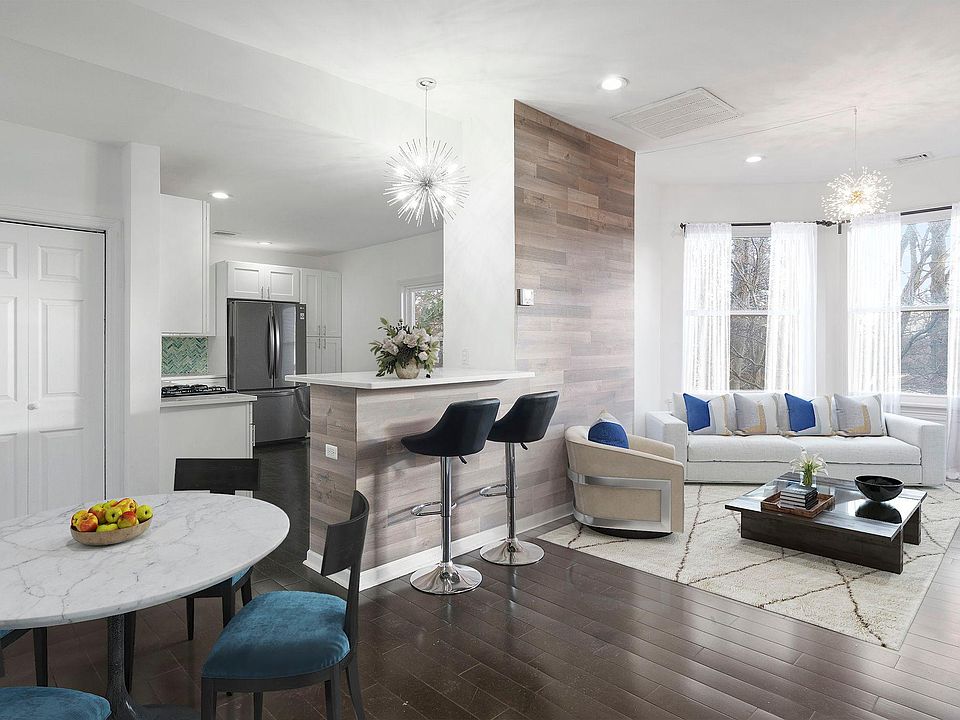 MODERN OPEN KITCHEN WITH QUARTZ COUNTERTOPS