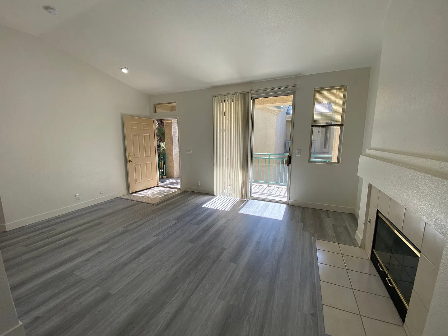 1 Bedroom Condo - W Tropicana/Decatur - 2nd floor unit. — Photo 2