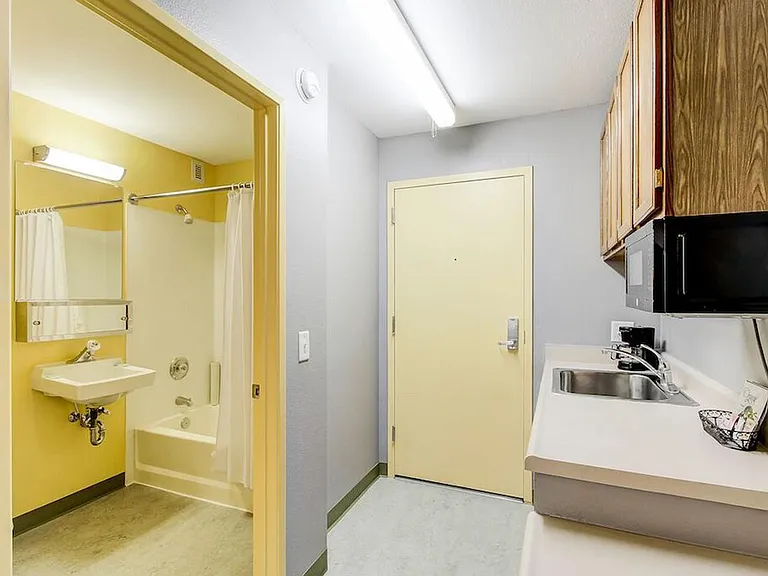Vermont Inn Apartments — Photo 7