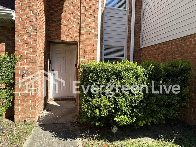 4 bed, 2.5 bath, 1950 sqft, $1,595 — Photo 2