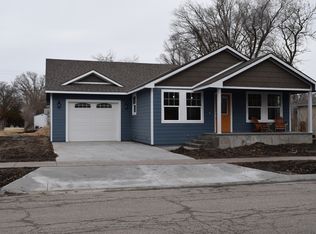 216 E Knott St, Hesston, KS 67062