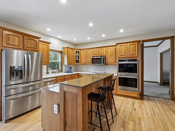 3rd image of 1905 SE Hawthorne Ridge Dr