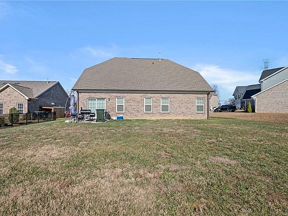4th image of 416 Freemont Dr