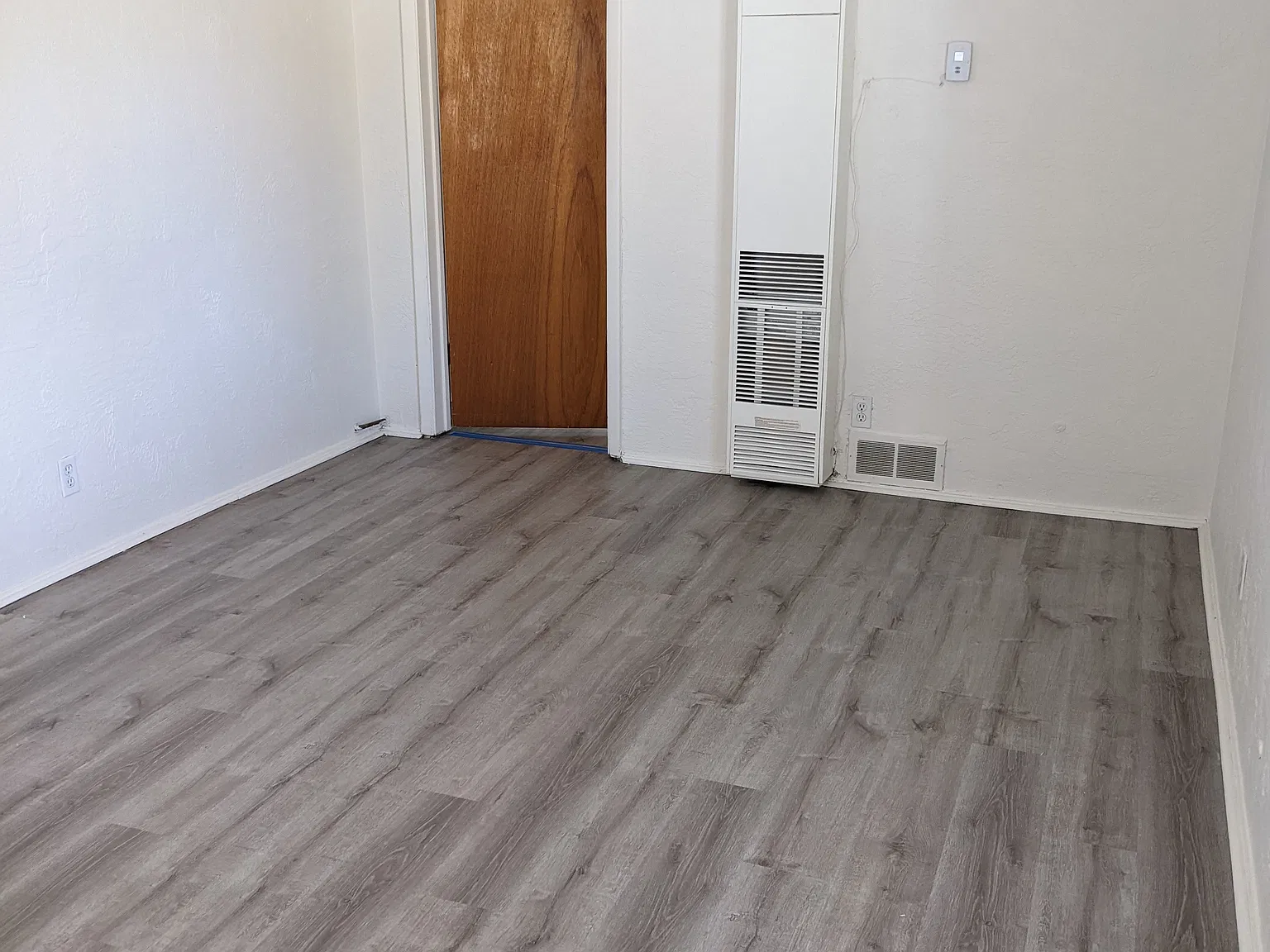 Updated Nob Hill One Bedroom Apt - Spacious Floor Plan and Yard! — Photo 2