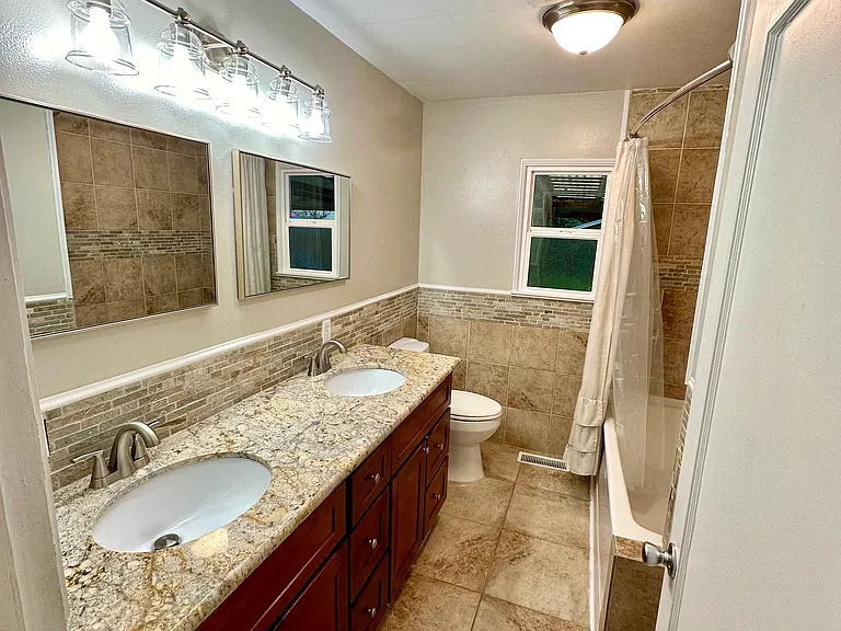 251 Tremont Pl W — Photo 4