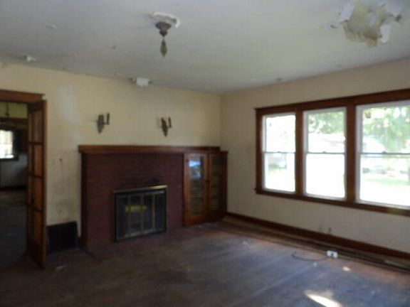 3rd image of 709 S Main St