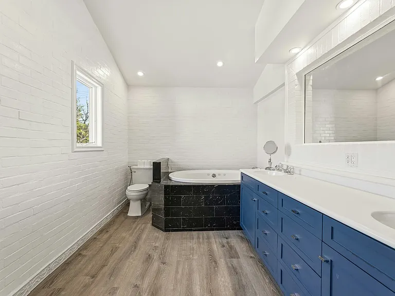 full bathroom #1