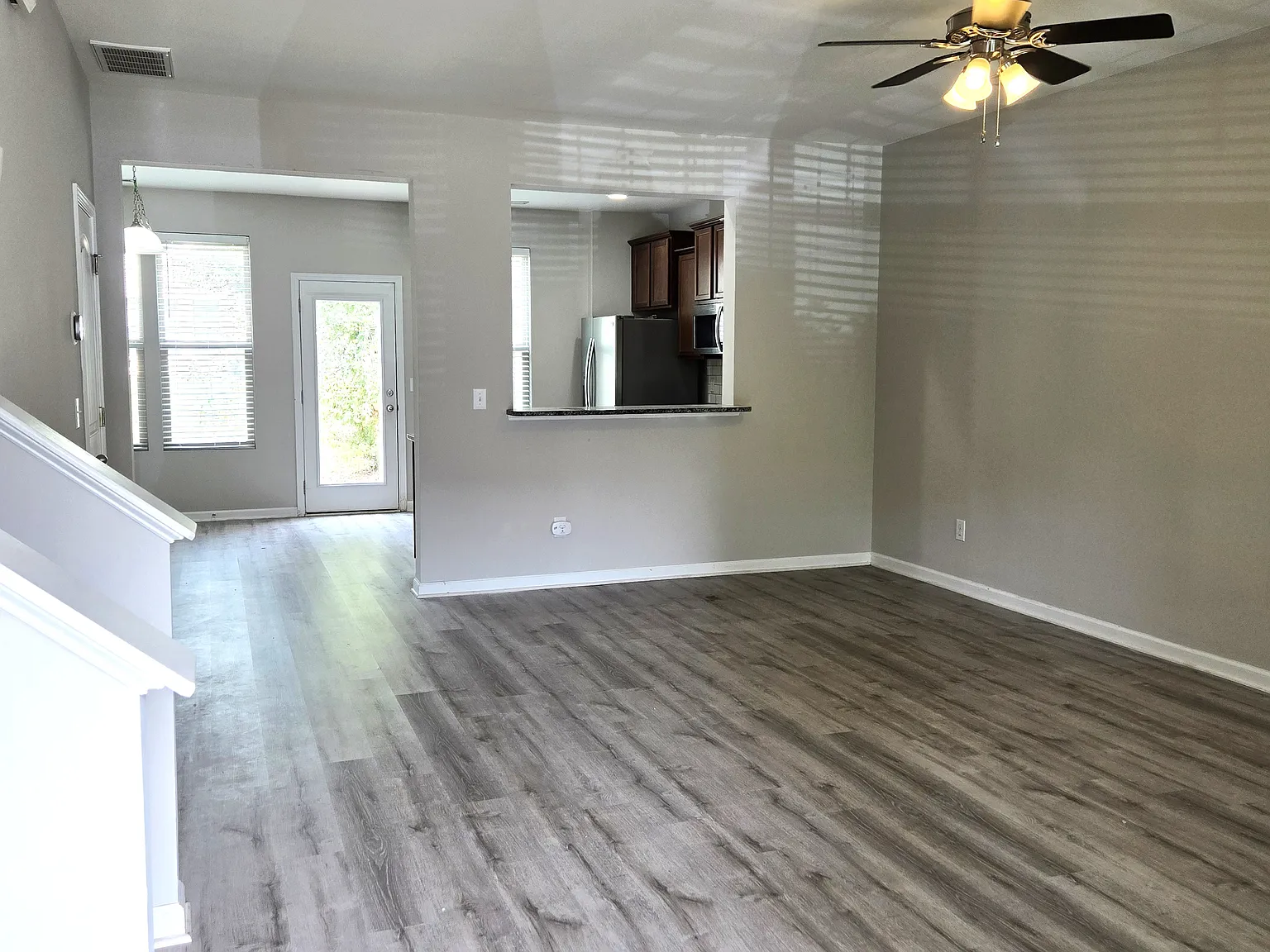 3 bed, 2.5 bath, 1430 sqft, $1,645 — Photo 2