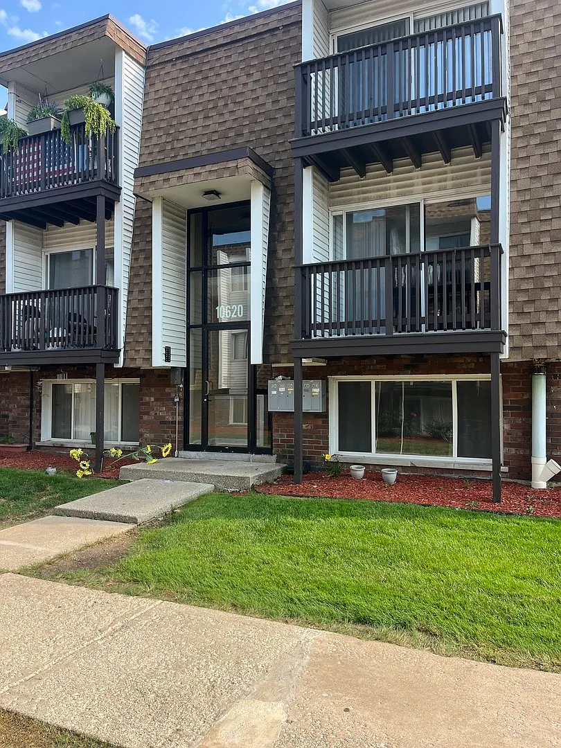 2 bed, 900 sqft, $1,700 — Photo 1