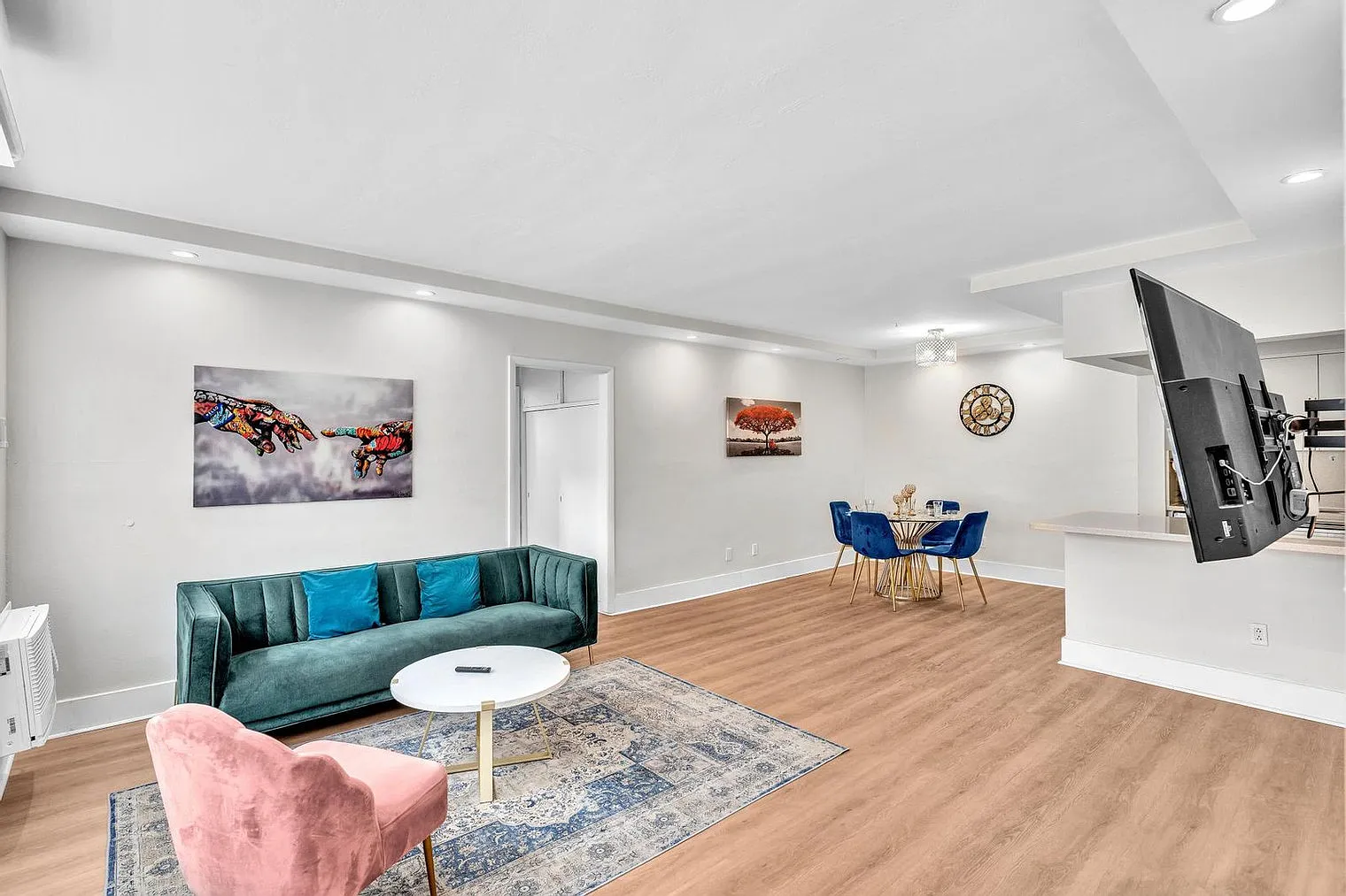 1 bed, 1.0 bath, 796 sqft, $4,474 — Photo 2