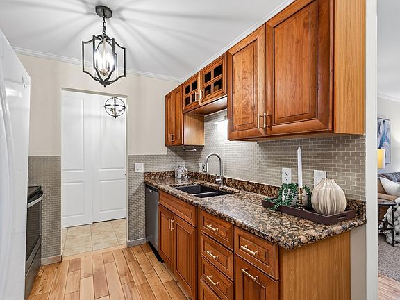 5th image of 205 Barry Ave S APT 306