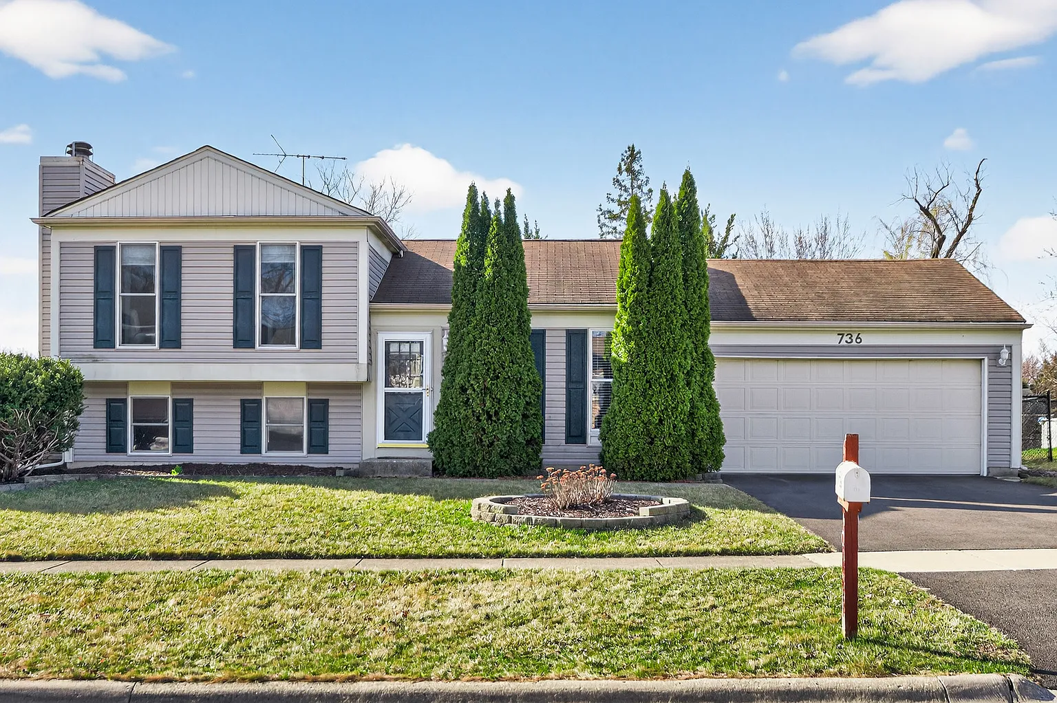 736 Cypress Ln photo 1