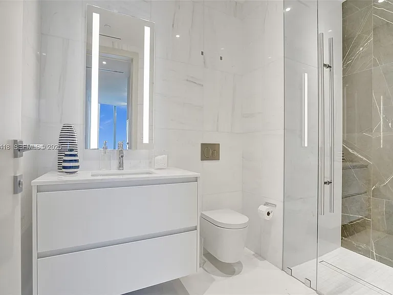 300 Biscayne Blvd #2305W — Photo 31