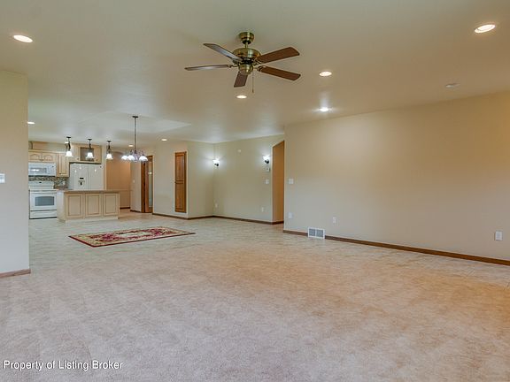 5th image of 166 18th Ave W