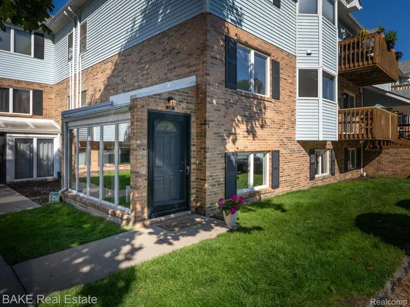 134 Pinewood Dr, Plymouth, MI 48170