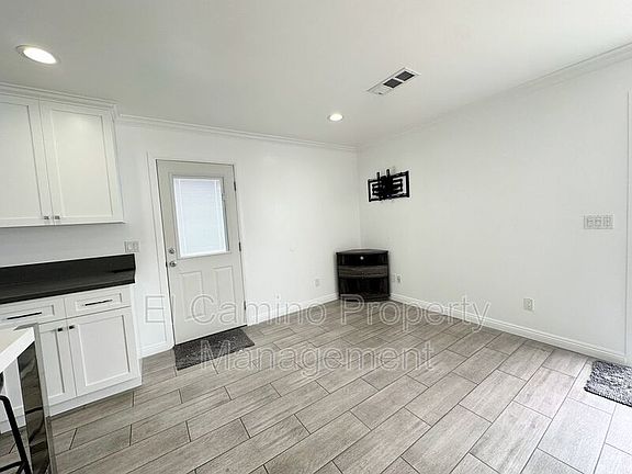 4th image of 8147 San Carlos Ave