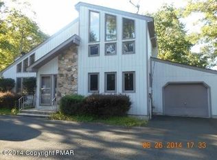 97 Ravenhill Rd, Tamiment, PA 18371