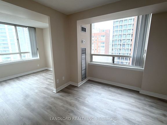 4th image of 633 Bay St #1523