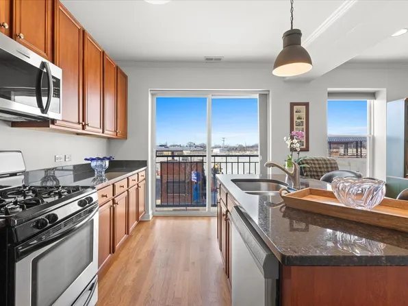 3741 N Milwaukee Ave APT 208, Chicago, IL 60641