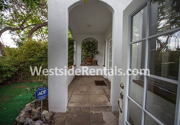 3rd image of 1247 N Formosa Ave