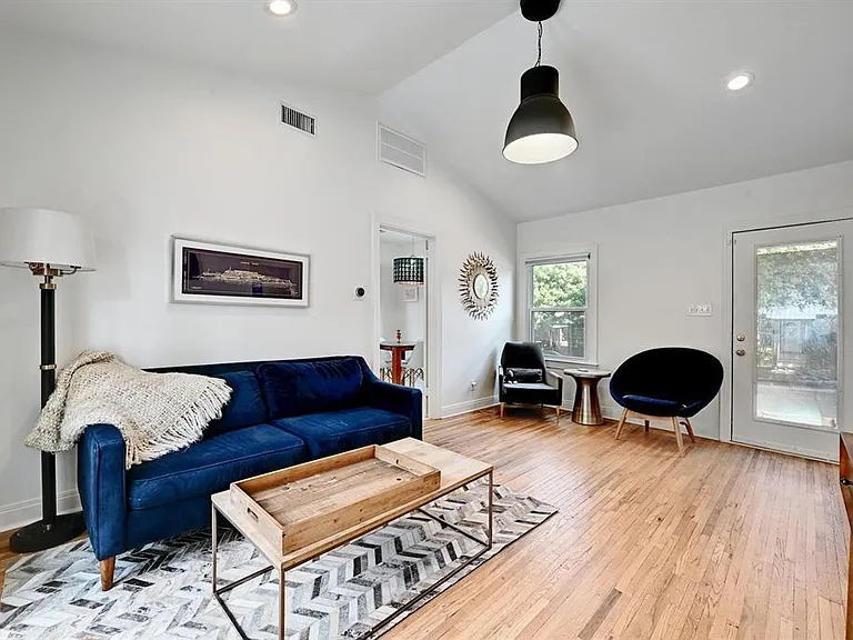 2943 Higgins St — Photo 4