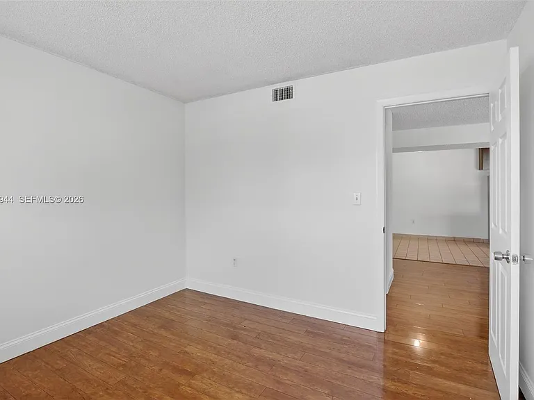 400 Palm Cir W #306 — Photo 10