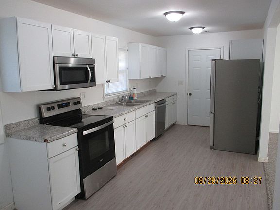4th image of 10 Lilac Ln