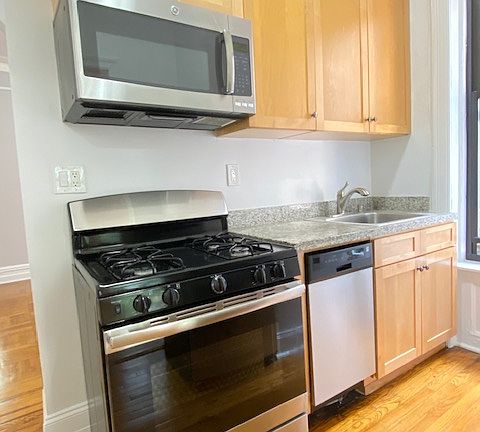 2nd image of 171 W 81st St #4