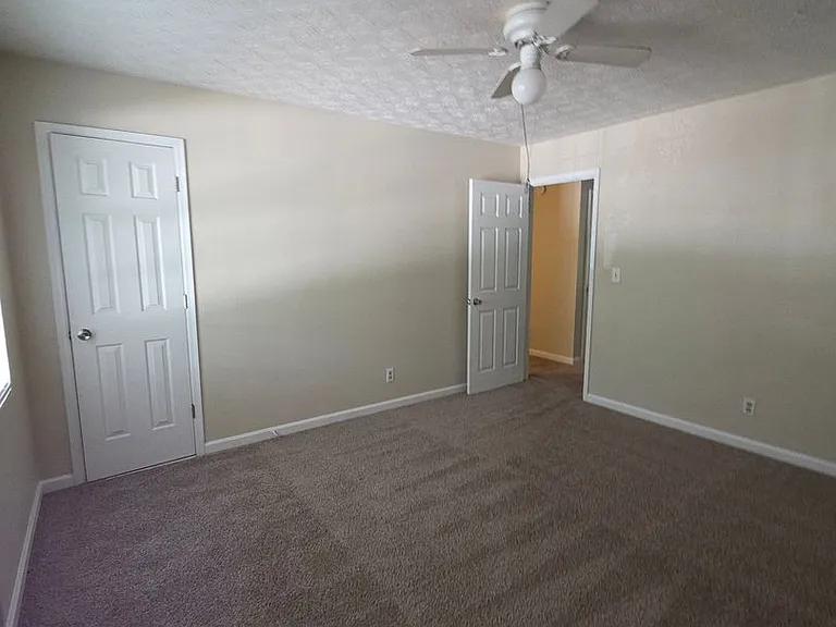 140 Hunters Ln #B — Photo 8