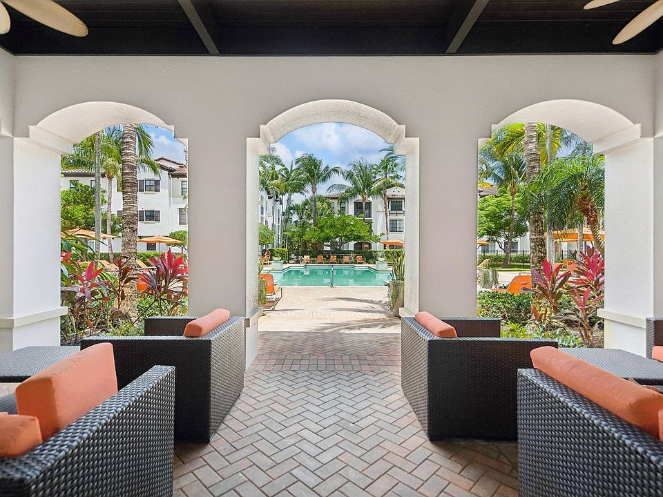 Cabanas and covered lanai