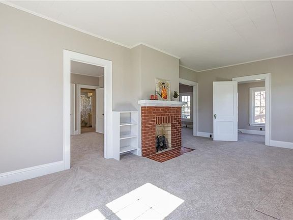 4th image of 1418 W Webb Ave