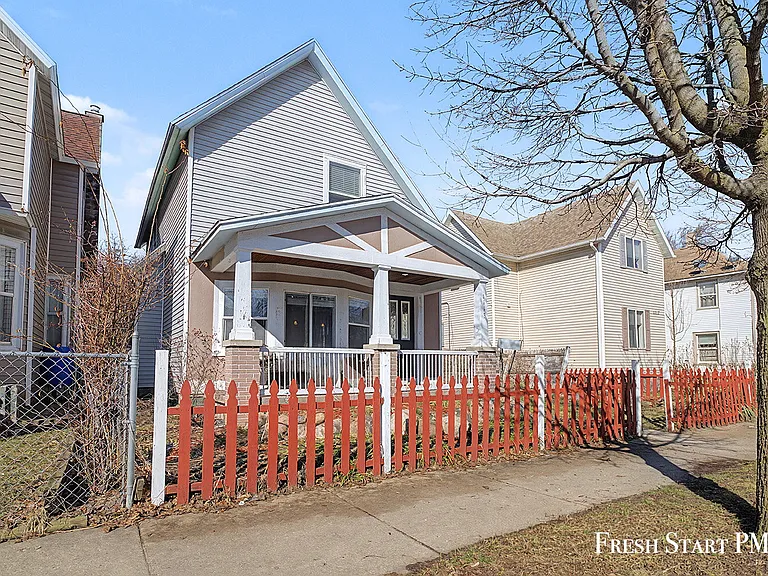 1113 Alpine Ave NW — Photo 2