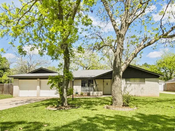 106 Southern Oaks Dr, Lake Jackson, TX 77566