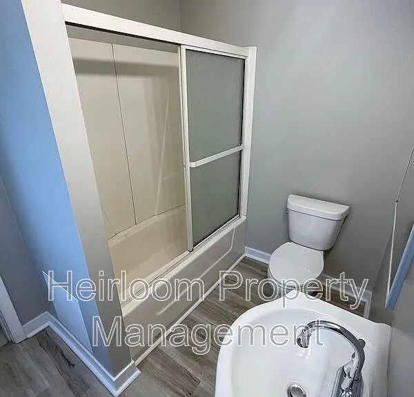 611 E 6th St #1 — Photo 12