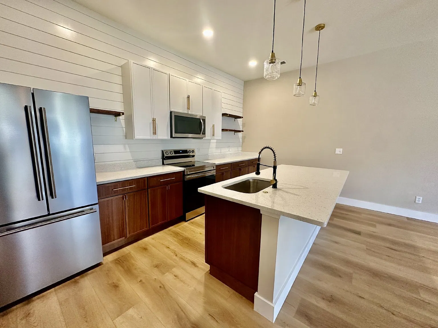 1 bed, 1.0 bath, 832 sqft, $1,695 — Photo 2