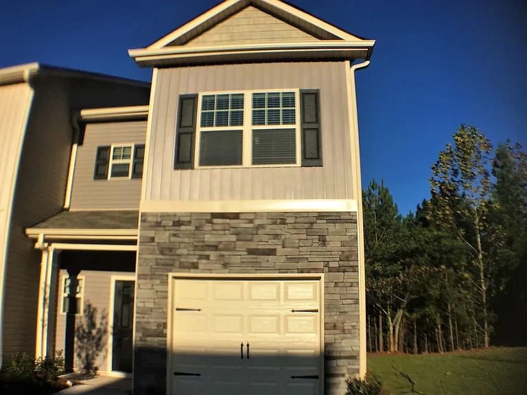 690 Oakside Pl — Photo 1
