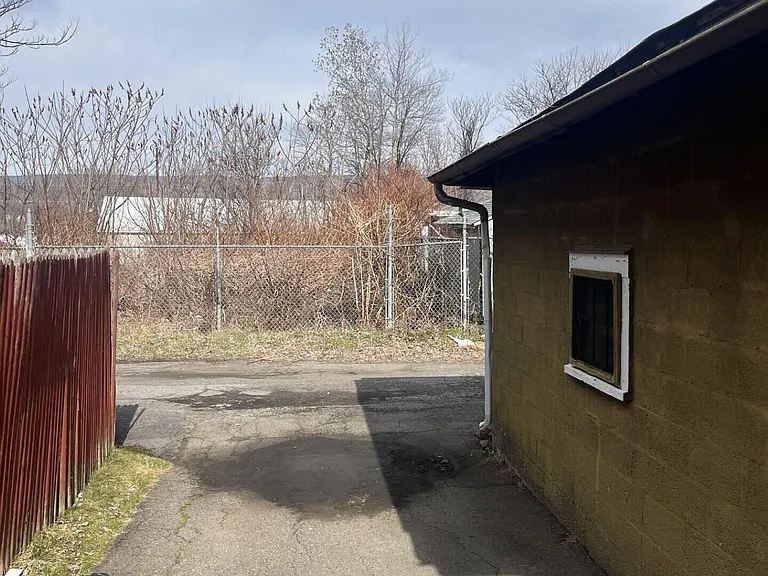 1139 Sanderson Ave — Photo 18