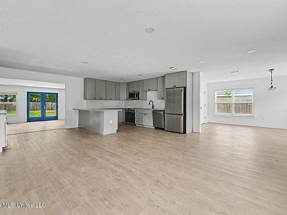 3rd image of 152 Lafayette Cir