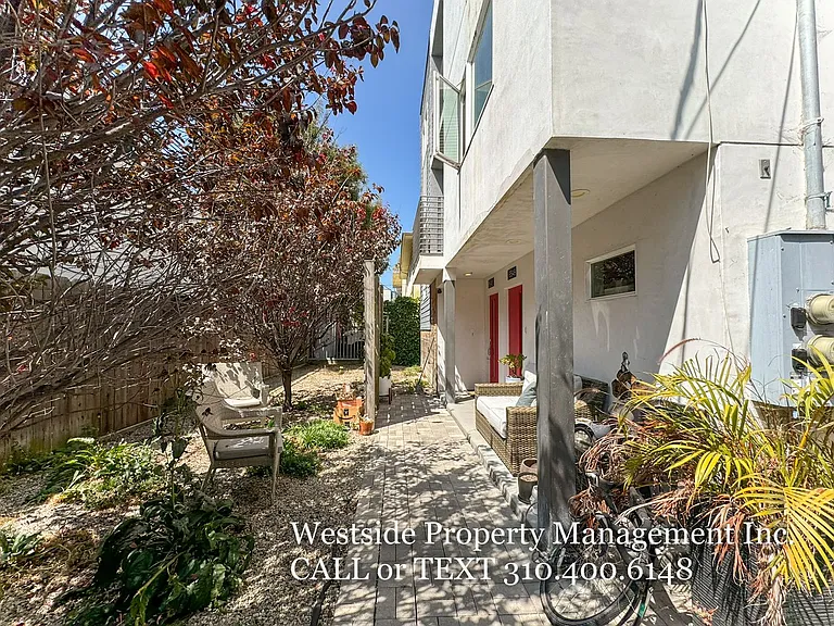 6546-6548 1/2 La Mirada Ave — Photo 24