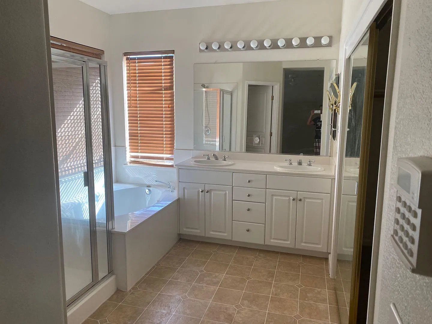 4 bed, 2.5 bath, 2400 sqft, $3,000 — Photo 4