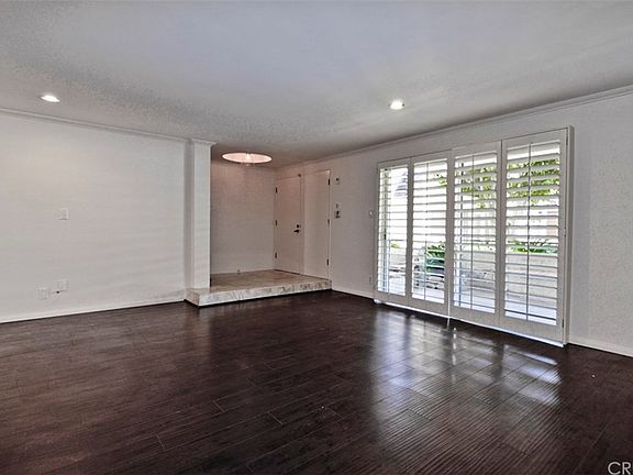 3rd image of 5315 Yarmouth Ave Unit 105