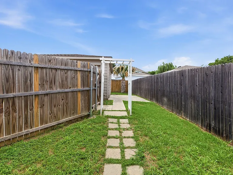 10849 Astor Dr — Photo 31