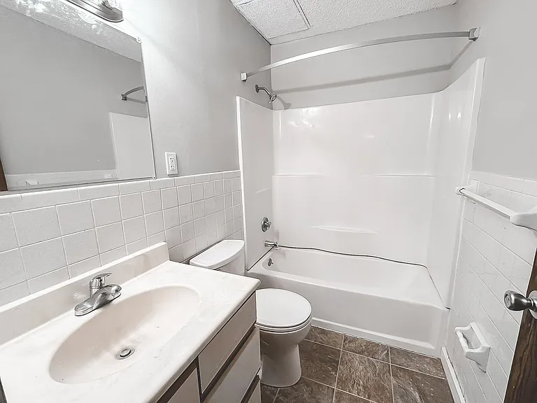 The Groves Apartments — Photo 15