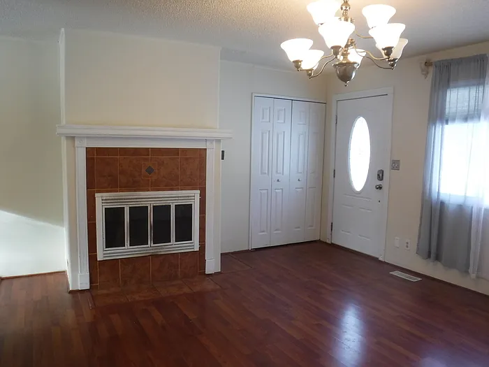 556 Montana Ave — Photo 3