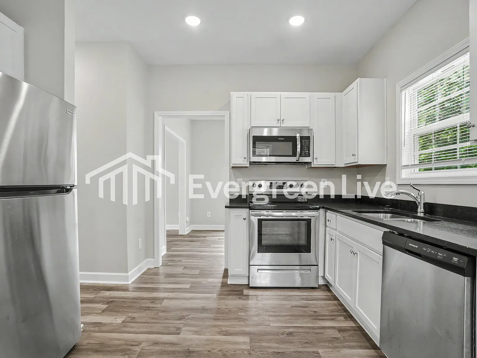 3 bed, 2.5 bath, 1300 sqft, $1,545 — Photo 2