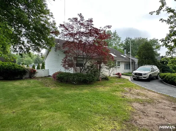 435 Hoffman Ave, New Milford, NJ 07646