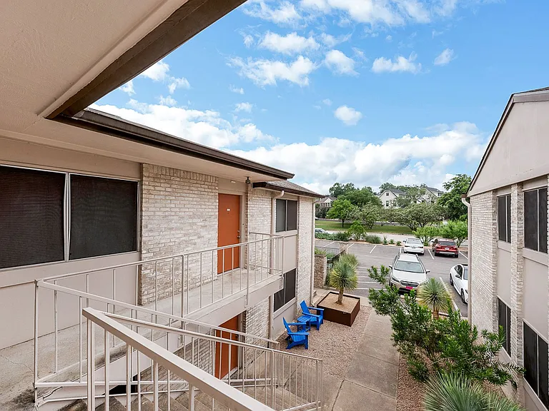 24 Flats Apartments — Photo 7