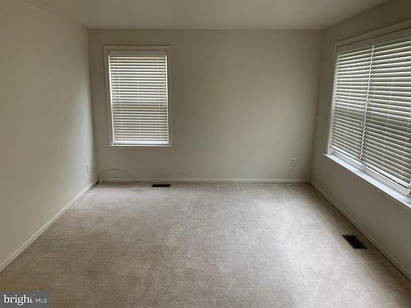 3rd image of 1623 Briarwood Dr #129
